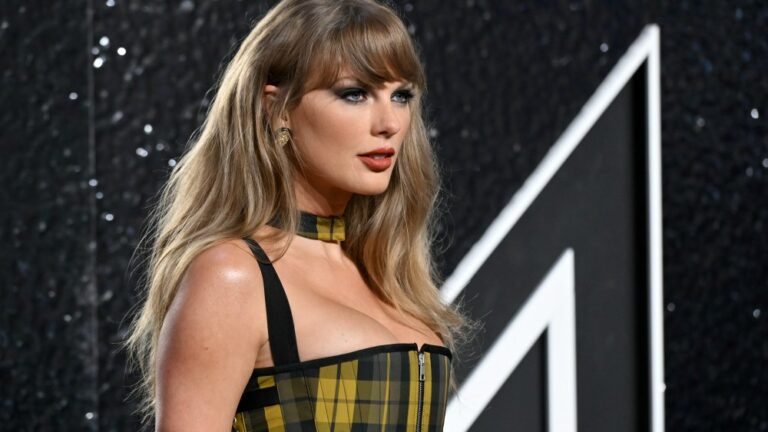 Taylor Swift se souvient du 11 septembre lors de son discours d'acceptation aux VMA : « C'est ce qui est important aujourd'hui » Plus de Variety Les plus populaires À lire absolument Inscrivez-vous aux newsletters de Variety Plus de nos marques
	
	
