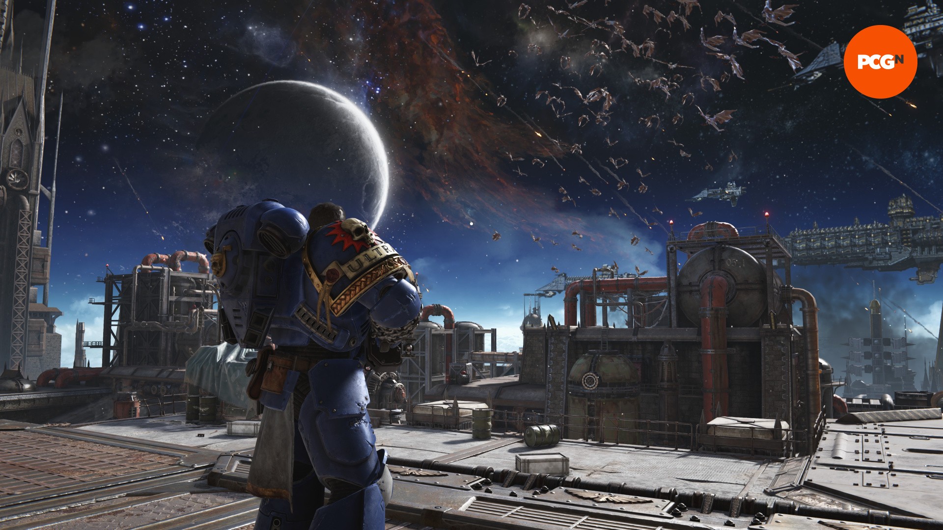 Critique de Space Marine 2 : Un homme en armure bleue se tient devant une lune de science-fiction et un essaim d'extraterrestres volants, de Space Marine 2.