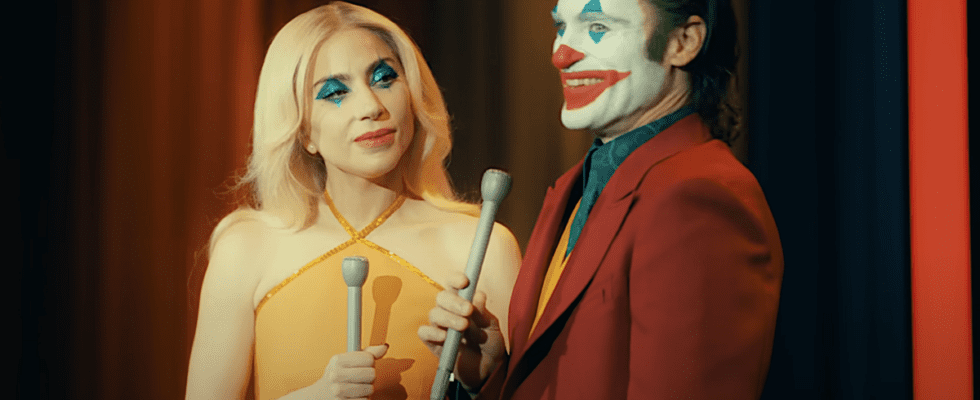 Harley Quinn (Lady Gaga) and Arthur Fleck (Joaquin Phoenix) prepare to entertain a crowd in Joker: Folie À Deux trailer