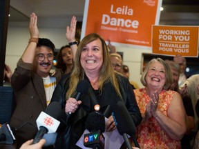 La candidate du NPD, Leila Dance, célèbre son élection comme députée représentant la circonscription d'Elmwood-Transcona de Winnipeg au siège du NPD à Winnipeg, au Manitoba, le lundi 16 septembre 2024.