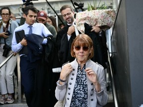 Gisèle Pelicot quitte le palais de justice d'Avignon flanquée de ses avocats (à l'arrière) portant un bouquet de fleurs qui lui a été offert à la sortie de la salle d'audience lors du procès de son ancien partenaire Dominique Pelicot accusé de l'avoir droguée pendant près de dix ans et d'avoir invité des inconnus à la violer à leur domicile de Mazan, une petite ville du sud de la France, à Avignon, le 17 septembre 2024. Un tribunal de la ville méridionale d'Avignon juge Dominique Pelicot, un retraité de 71 ans, pour avoir violé à plusieurs reprises et enrôlé des dizaines d'étrangers pour violer sa femme fortement sous sédatifs dans son propre lit pendant une décennie. Cinquante autres hommes, âgés de 26 à 74 ans, sont également jugés pour leur implication présumée, dans une affaire qui a horrifié la France. Les procédures judiciaires, qui se déroulent jusqu'en décembre, sont ouvertes au public à la demande de l'ex-femme et victime de Dominique Pelicot.