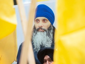 Une photo du leader indépendantiste sikh assassiné Hardeep Singh Nijjar est portée lors d'une manifestation devant le consulat indien à Vancouver le 24 juin 2023.