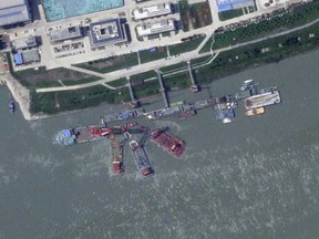 Cette image satellite de Planet Labs PBC montre ce qui semble être un sous-marin chinois coulé dans un chantier naval près de Wuhan, en Chine, le 15 juin 2024.