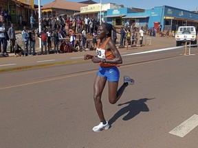 Rebecca Cheptegei participe à la course sur route Discovery de 10 km à Kapchorwa, en Ouganda, le 20 janvier 2023.