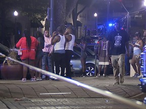 Cette image fournie par WBMA montre des passants près du lieu d'une fusillade à Birmingham, en Alabama, le dimanche 22 septembre 2024.