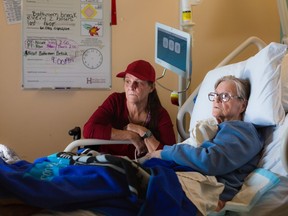 Michèle Campeau, à gauche, rend visite à sa mère, Ruth Poupard, 83 ans, à l'Hôtel-Dieu Grace Healthcare où elle se remet d'une fracture de la hanche, à Windsor, en Ontario, le 3 avril 2024.