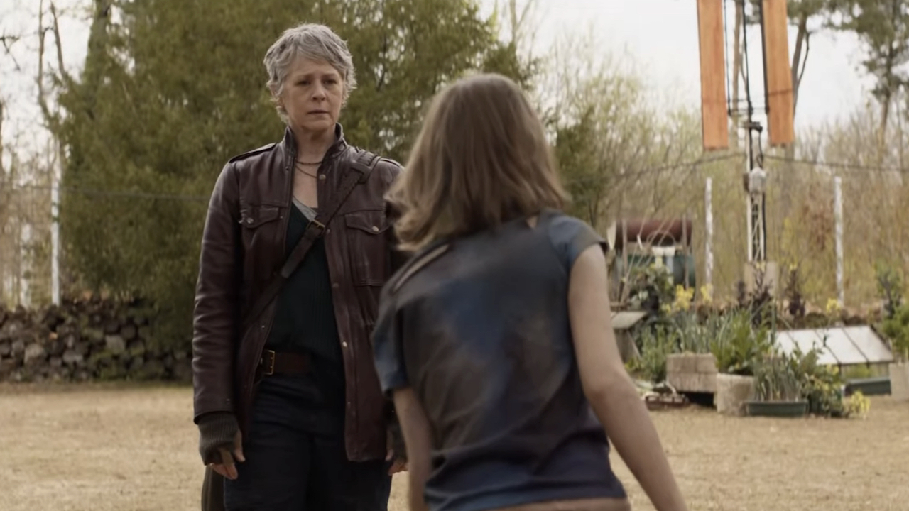 Capture d'écran de Walker Sophia approchant Carol dans un flashback sur The Walking Dead : Daryl Dixon - The Book of Carol