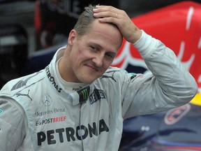 Le pilote allemand de Formule 1 Michael Schumacher fait un geste à la fin du GP de F1 du Brésil en 2012.