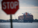 Un porte-conteneurs quitte le port de Newark à Elizabeth, dans le New Jersey, le 30 septembre. Les dockers ont quitté leur travail tôt mardi matin.