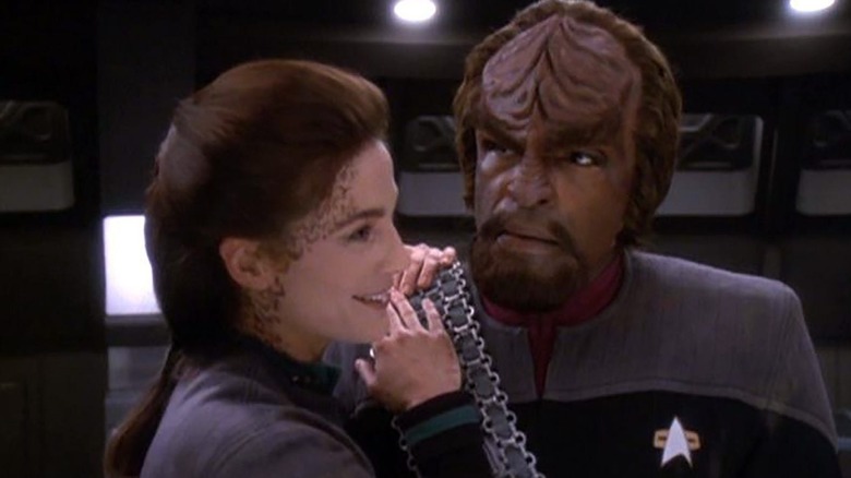 Terry Farrell et Michael Dorn sur Star Trek : Deep Space Nine