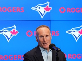 Le président des Blue Jays de Toronto, Mark Shapiro, s'adresse à une conférence de presse de fin de saison.