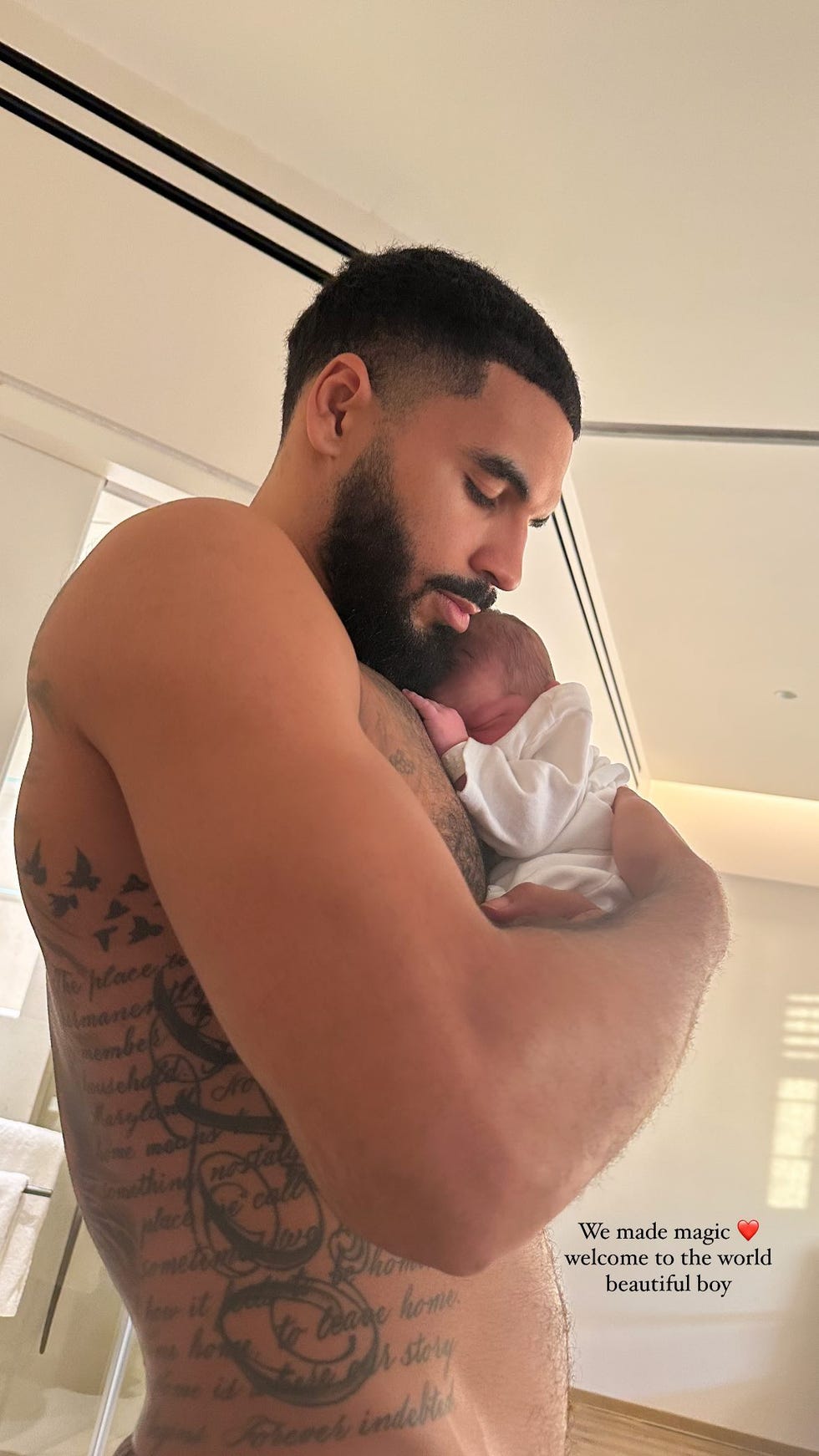 une photo de la star du basket-ball de la NBA, Naz Mitrou Long, tenant dans ses bras le nouveau bébé de Nicole Berry