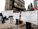 Des gens participent à un événement Stop à la haine juive devant le siège social du TDSB/Toronto District School Board, sur la rue Yonge, le mardi 24 septembre 2024.