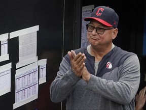 Terry Francona, manager des Cleveland Guardians, applaudit lors d'une vidéo d'hommage avant le match de baseball de l'équipe contre les Reds de Cincinnati, le mercredi 27 septembre 2023, à Cleveland.