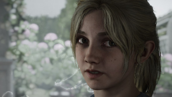 Revue de Silent Hill 2 : Laura, une jeune fille blonde, regarde de côté en conversation avec James dans le remake de Silent Hill 2.