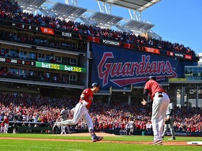 Lane Thomas des Cleveland Guardians réagit alors qu'il contourne les buts après avoir réussi un home run de trois points lors de la première manche contre les Tigers de Detroit lors du premier match de la Division Series au Progressive Field le 5 octobre 2024 à Cleveland, Ohio.