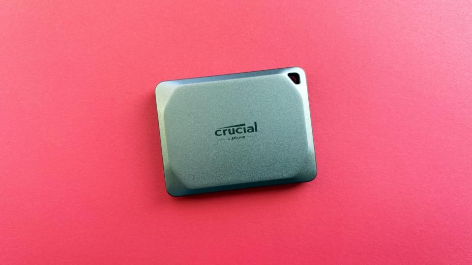 Le portable Crucial X9 Pro sur fond rouge.