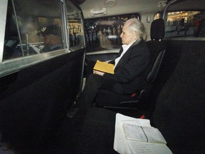 Vu à travers la vitre d'un véhicule de police, l'ancien magnat de la mode Peter Nygard arrive au palais de justice de Toronto, le mardi 3 octobre 2023.