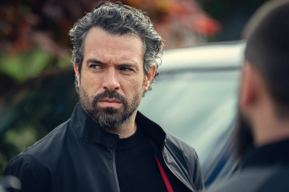 Tom Cullen dans le rôle de Saint Pete dans la saison 1 d'Ar Y Fin