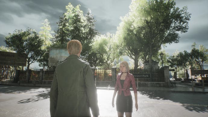 Capture d'écran du mod Sunny Hills pour Silent Hill 2 qui augmente la lumière du soleil, avec des personnages masculins et féminins debout dans une rue