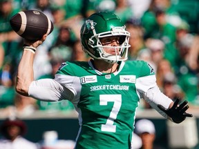 Le quart-arrière des Roughriders de la Saskatchewan, Trevor Harris (7), se lance contre les Redblacks d'Ottawa pendant la première moitié du match de football de la LCF à Regina, le samedi 28 septembre 2024.