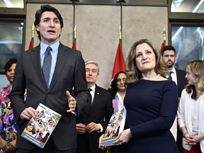 Le premier ministre Justin Trudeau, la vice-première ministre et ministre des Finances Chrystia Freeland et les ministres du Cabinet avant le dépôt du budget fédéral sur la Colline du Parlement à Ottawa, le 16 avril.