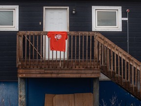 Une chemise Chaque enfant compte est posée sur une rampe pour la Journée de la vérité et de la réconciliation à Inuvik, dans les Territoires du Nord-Ouest, le lundi 30 septembre 2024.