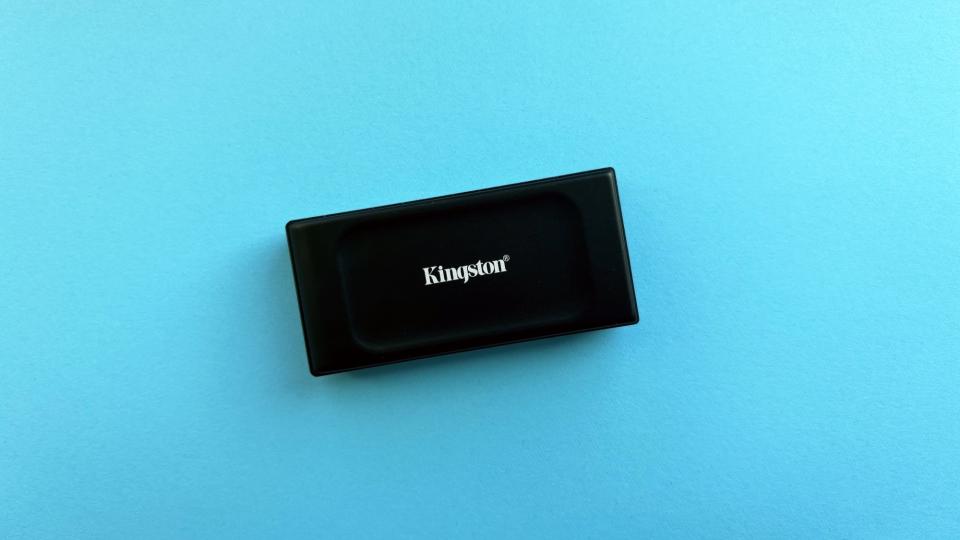 Le Kingston XS1000 sur fond bleu clair.