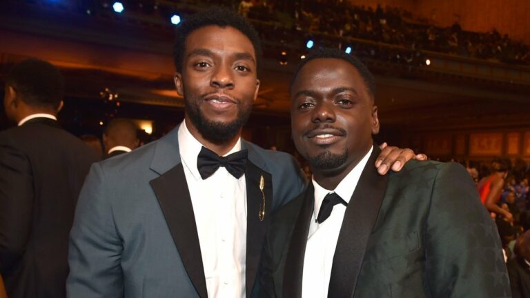 Daniel Kaluuya se souvient de la façon dont Chadwick Boseman l'a "grand frère" pendant qu'ils tournaient Black Panther
