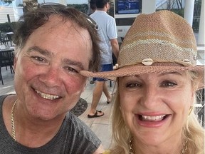 Julie Riddell est montrée sur une photo avec son mari Gerry. Julie, une snowbird canadienne, possède une propriété de vacances à Fort Myers, en Floride. Elle dit qu’elle ne cherche pas encore à vendre malgré les violentes tempêtes des dernières années.