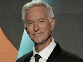 Drake Hogestyn est photographié remettant le prix de l'animateur exceptionnel d'une série de discussions de jour lors de la 50e édition des Daytime Emmy Awards, le vendredi 15 décembre 2023, à Los Angeles.