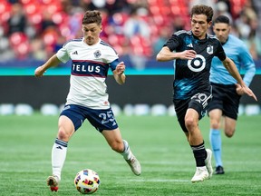 Ryan Gauld (25 ans) des Whitecaps de Vancouver et Will Trapp (20 ans) du Minnesota United se disputent le ballon pendant la seconde moitié d'un match de football MLS à Vancouver, en Colombie-Britannique, le samedi 5 octobre 2024.