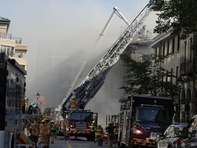 Les pompiers combattent un incendie dans le Vieux-Montréal le vendredi 4 octobre 2024.