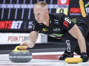 Le capitaine de l'équipe Jacobs, Brad Jacobs, lance une pierre lors d'un match de curling contre l'équipe Horgan au PointsBet Invitational à Calgary, le jeudi 26 septembre 2024.