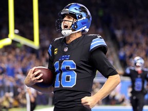 Jared Goff des Lions de Détroit célèbre après avoir capté une passe de touché lancée par Amon-Ra St. Brown contre les Seahawks de Seattle au cours du troisième quart-temps au Ford Field le 30 septembre 2024 à Détroit.