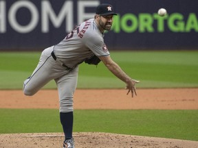 Le lanceur partant des Astros de Houston, Justin Verlander, livre contre les Guardians de Cleveland.