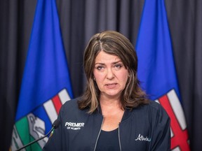 La première ministre de l'Alberta, Danielle Smith, lors d'une conférence de presse à Edmonton, le jeudi 25 juillet 2024.