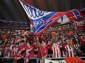 Les fans de l'Atletico applaudissent avant le match de football de la Liga entre l'Atletico Madrid et le Real Madrid au stade Metropolitano de Madrid, en Espagne, le dimanche 29 septembre 2024.