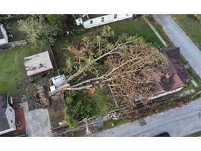 Un arbre se trouve au sommet d'une maison alors que la zone se remet d'Helene, à Augusta, en Géorgie.