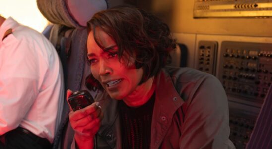 Angela Bassett as Athena in crashing plane in 9-1-1 Season 8x02