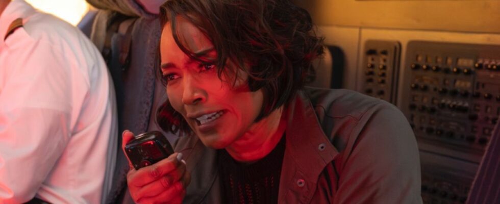 Angela Bassett as Athena in crashing plane in 9-1-1 Season 8x02