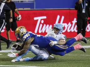 Isaac Darkangelo des Argonauts de Toronto empêche Brady Oliveira des Blue Bombers de Winnipeg de marquer un touché lors de la première mi-temps de la LCF à Winnipeg, le vendredi 11 octobre 2024.