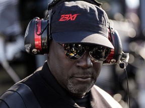 DOSSIER – Michael Jordan, copropriétaire de 23XI Racing, se tient dans la zone des stands lors d’une course automobile NASCAR Cup Series au Talladega Superspeedway, le dimanche 21 avril 2024, à Talladega. Hélas.