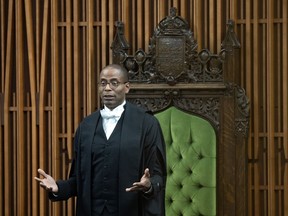 Le président de la Chambre des communes Greg Fergus calme les députés pendant la période des questions, le jeudi 19 septembre 2024 à Ottawa. Les affaires gouvernementales ont été suspendues pour une durée indéterminée à la Chambre des communes et les conservateurs affirment qu'elles le resteront jusqu'à ce que les libéraux remettent les documents relatifs aux fonds gouvernementaux mal dépensés.