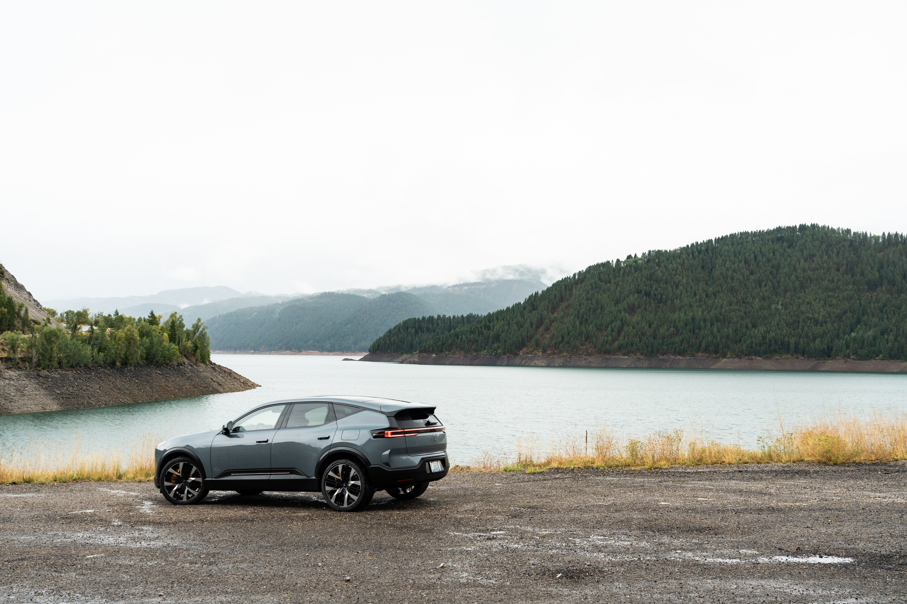 Bien qu'elle ait à peu près la même taille, la Polestar 3 semble beaucoup plus svelte et offre un peu plus de caractère que la Volvo EX90.