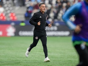 L'entraîneur-chef du Toronto FC, John Herdman, fait du jogging hors du terrain à la mi-temps du match de football final du Championnat canadien contre les Whitecaps de Vancouver, à Vancouver, le mercredi 25 septembre 2024. Avec seulement deux matchs de saison régulière à jouer, Toronto siège en MLS. Bulle des séries éliminatoires sans marge d’erreur.LA PRESSE CANADIENNE/Darryl Dyck