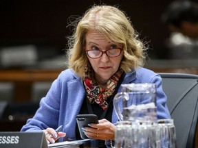 Nathalie Drouin, sous-greffière du Conseil privé et conseillère en matière de sécurité nationale et de renseignement auprès du premier ministre, se prépare à comparaître devant le Comité spécial sur les relations entre le Canada et la République populaire de Chine, sur la Colline du Parlement à Ottawa, le lundi 29 avril 2024. Drouin doit comparaître aujourd'hui à une enquête fédérale sur l'ingérence étrangère.