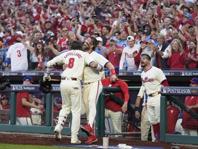 Nick Castellanos (8) des Phillies de Philadelphie célèbre avec Bryce Harper après avoir fait une course à domicile contre le lanceur des mets de New York Luis Severino lors du sixième repas du deuxième match d'une série de division de baseball NL, le dimanche 6 octobre 2024, à Philadelphie.