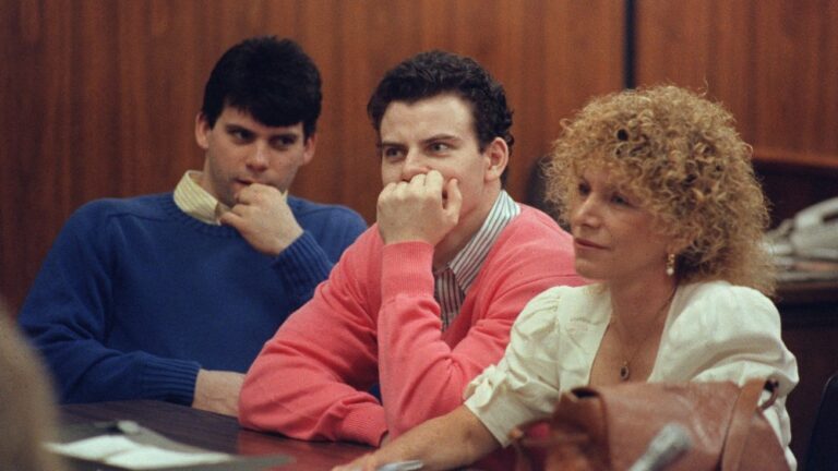 Le document Netflix des "Menendez Brothers" révèle les dessins d'Erik sur ses abus et Lyle dit "Je préférerais de loin perdre le procès pour meurtre plutôt que de parler de notre passé" Plus de variétés Les plus populaires doivent lire Inscrivez-vous aux newsletters de variétés Plus de nos marques
	
	
