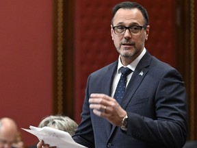 Le ministre québécois responsable des Relations canadiennes et de la Francophonie canadienne, Jean-François Roberge, dépose un projet de loi sur les étudiants étrangers, le jeudi 10 octobre 2024, à l'Assemblée législative de Québec.